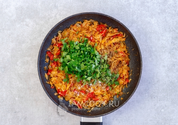 Насыпаем зелень и специи