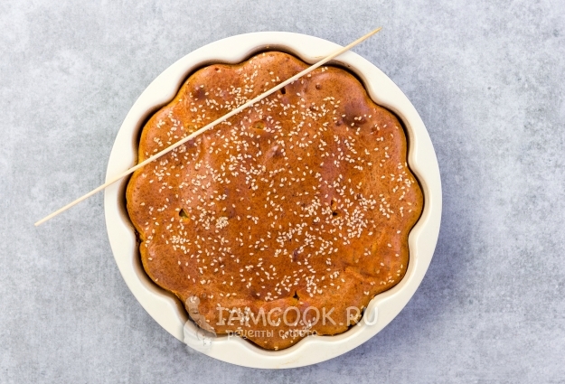 Фото пирога из жидкого теста с зеленым луком и яйцом