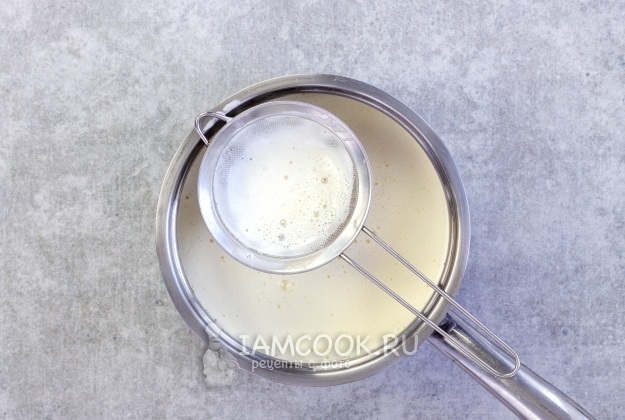 Процедить яично-молочную смесь