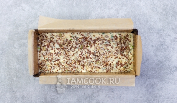 Выливаем тесто в форму и посыпаем семенами