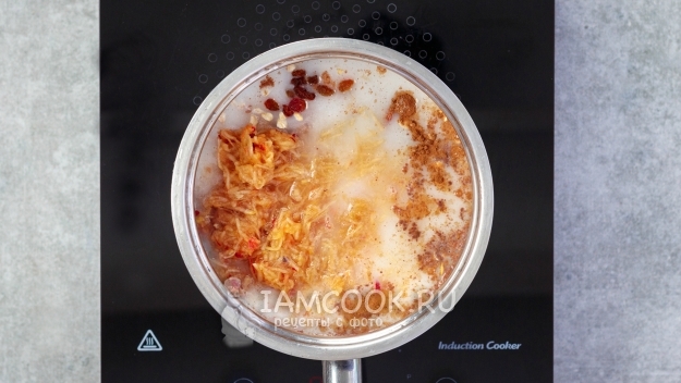 Влить воду и молоко