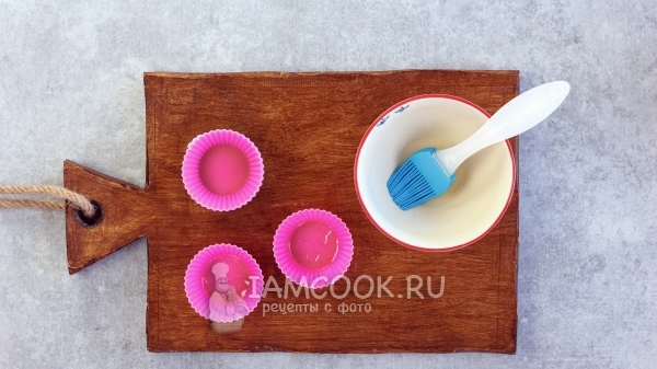 Смазать формочки маслом