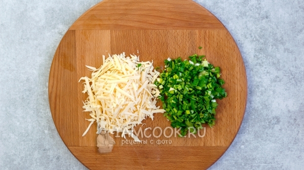 Измельчить сыр и зеленый лук