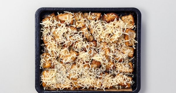 Посыпать сыром