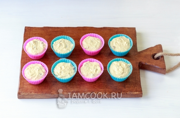 Разложить тесто по формочкам