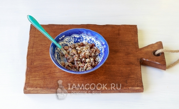 Соединить изюм с мукой