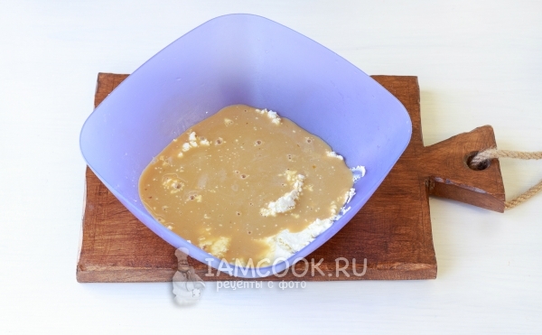 Влить жидкую смесь