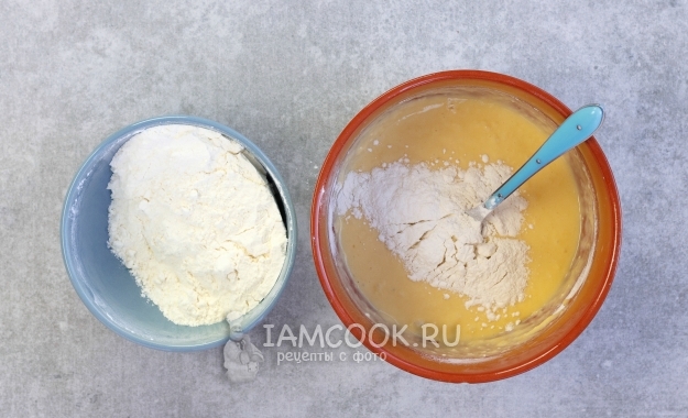 Соединяем яичную смесь с мукой