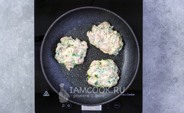 Выложить тесто на сковороду