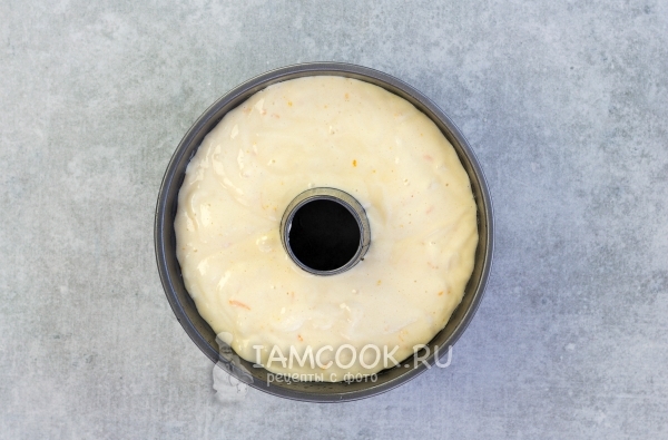 Перелить тесто в форму