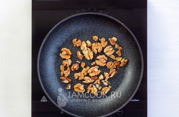 Обжарить орехи