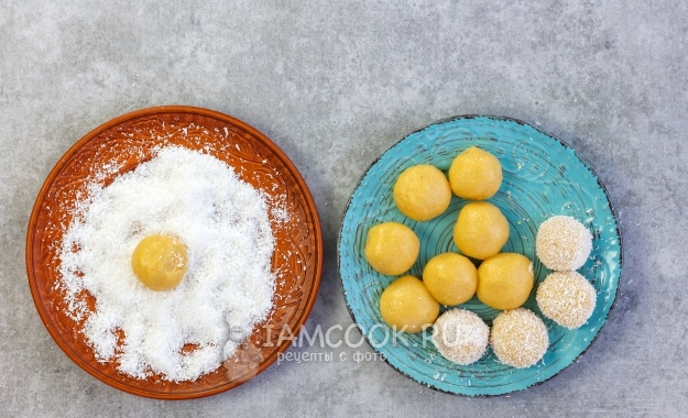 Обвалять шарики в кокосовой стружке