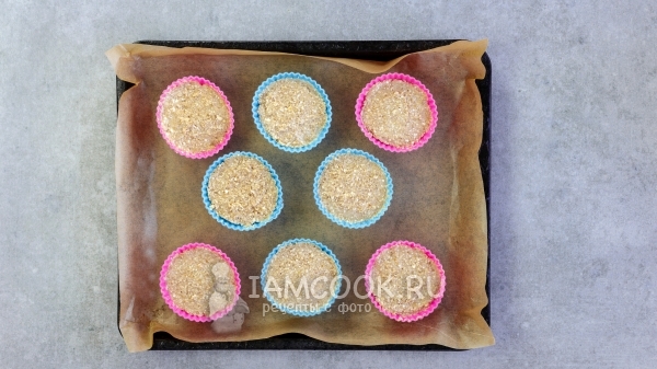 Поставить формочки на противень