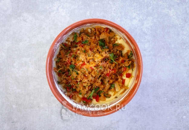 Вмешиваем начинку в тесто