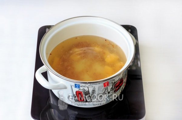 Влить бульон