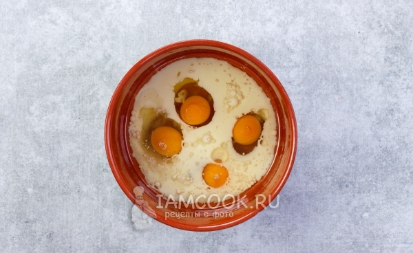 Соединяем молоко, яйца и растительное масло