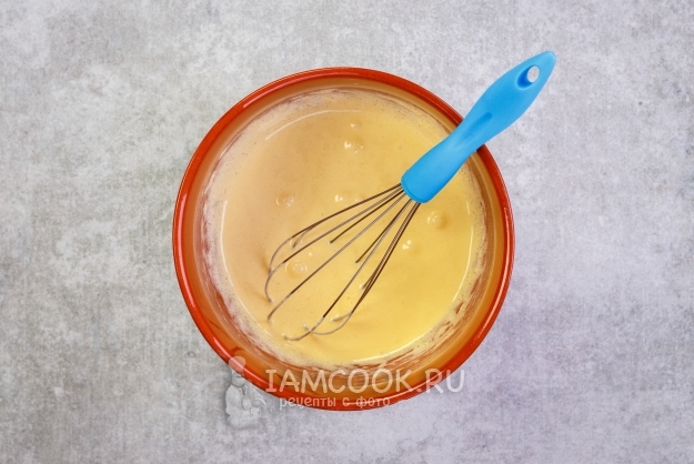 Взбить желтки с сахаром