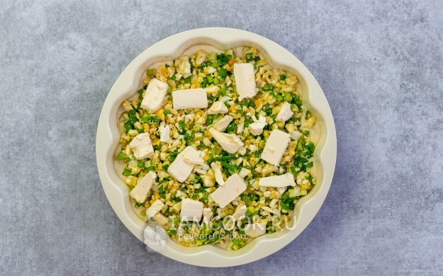 Положить кусочки масла