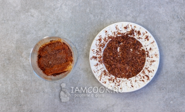 Посыпать тертым шоколадом