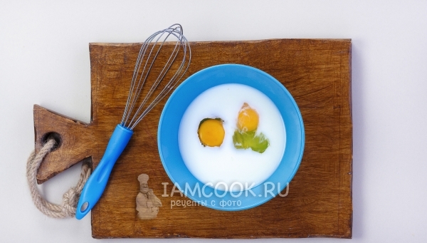 Соединить яйца и молоко