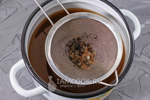 Процедить квас через сито