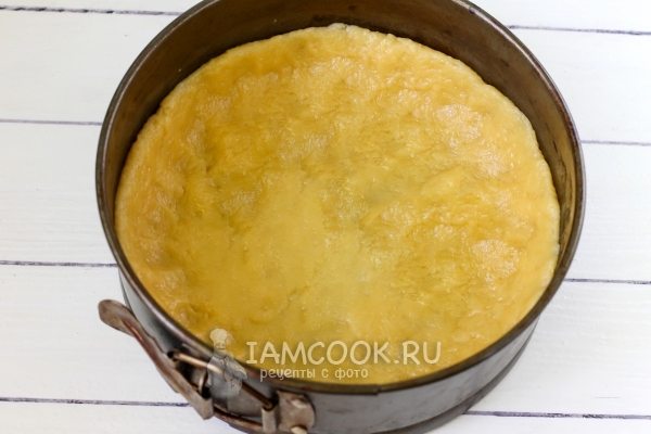 Выложить тесто в форму