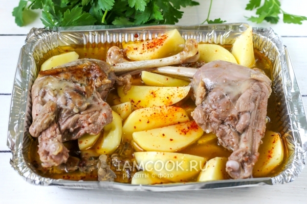 Положить к утке картофель