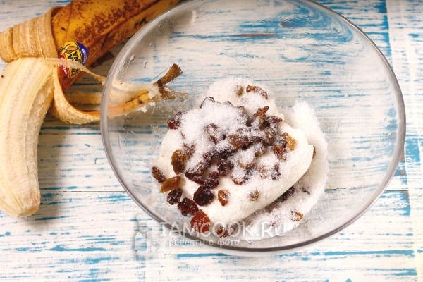 Соединить творог, изюм и сахар