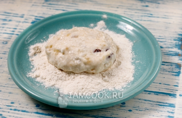 Обвалять заготовку в муке