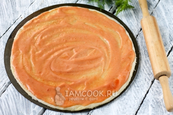 Смазать тесто майонезом с кетчупом