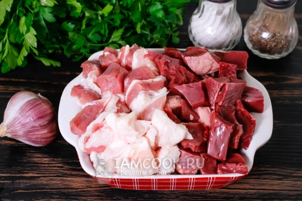 Нарезаем мясные компоненты