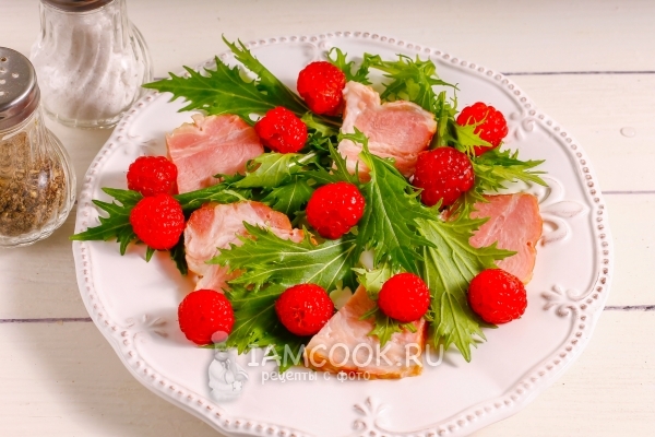 Положить ягоды малины