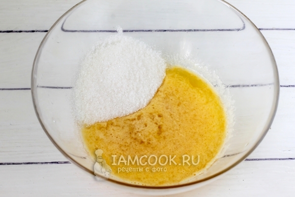 Соединить масло с сахаром