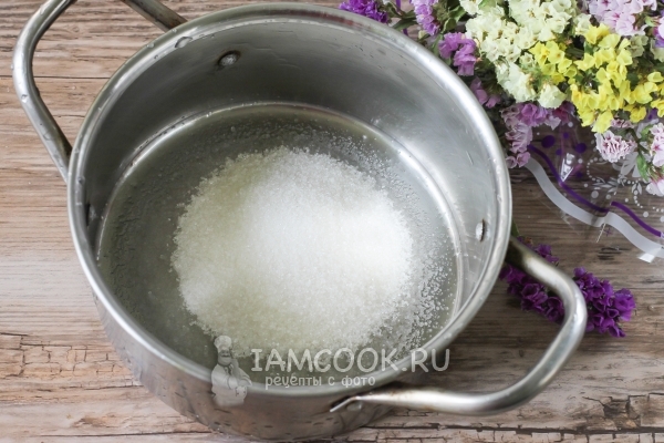 Всыпать в кастрюлю сахар