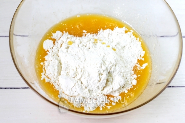 Всыпать муку