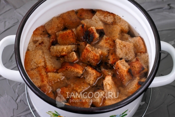 Положить хлеб в воду