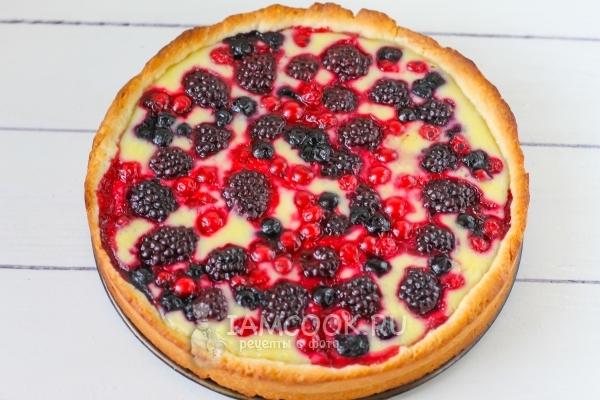 Фото песочного пирога с ягодами и сметанной заливкой