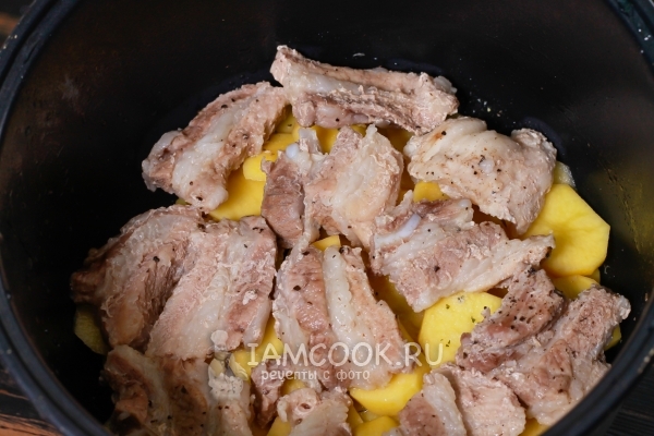 Положить мясо на картофель