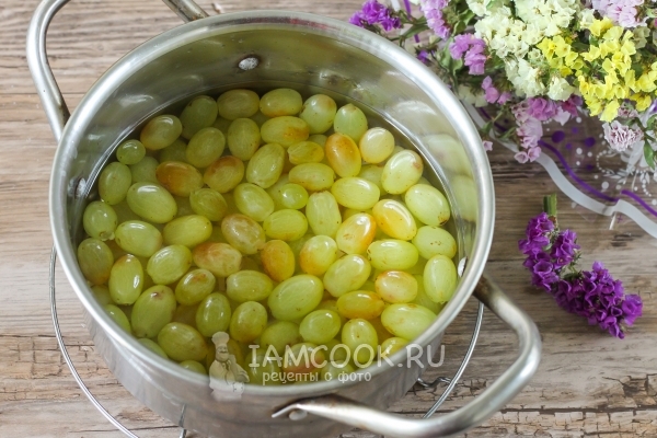 Положить в кастрюлю виноград