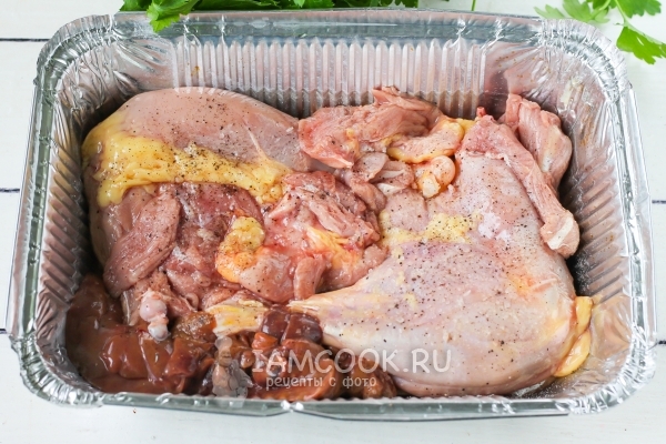 Положить утку в форму