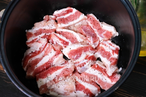 Посыпать мясо солью и перцем