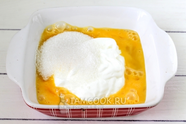 Соединить яйца со сметаной и сахаром