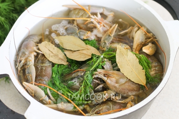 Положить лавровый лист