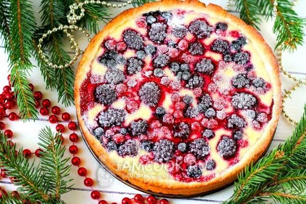 Рецепт песочного пирога с ягодами и сметанной заливкой