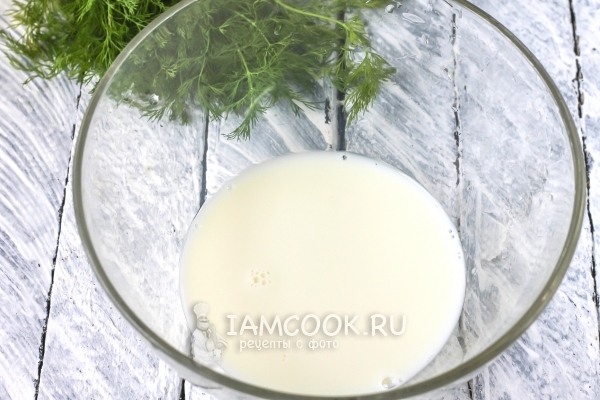 Налить молоко в миску