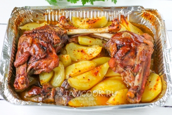 Фото картошки с уткой в фольге в духовке