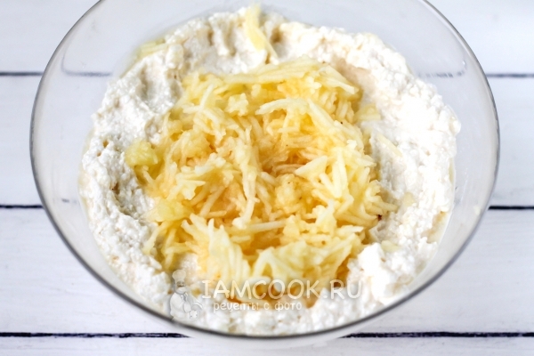 Положить тертые яблоки