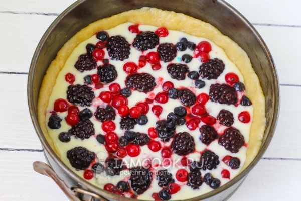 Положить в заливку ягоды