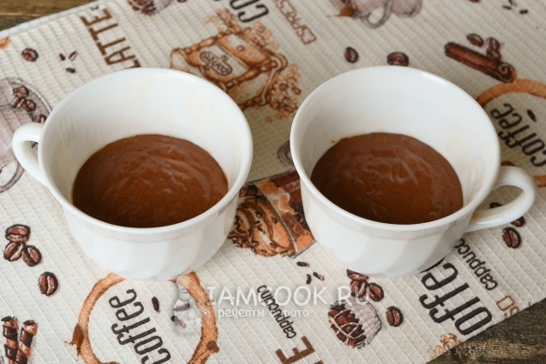 Разлить тесто по кружкам