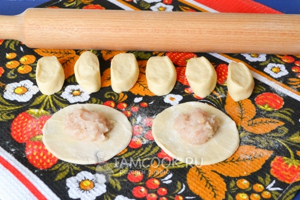 Положить на тесто начинку